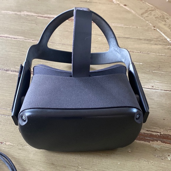 OCULUS QUEST VR GAMING HEADSET - Picture 1 of 6